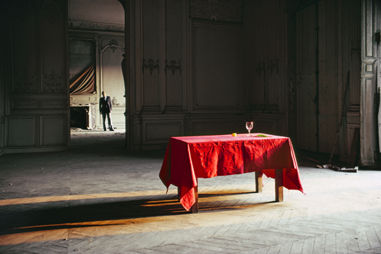 vignette oeuvre Antoni Taul&eacute; - Nappe rouge